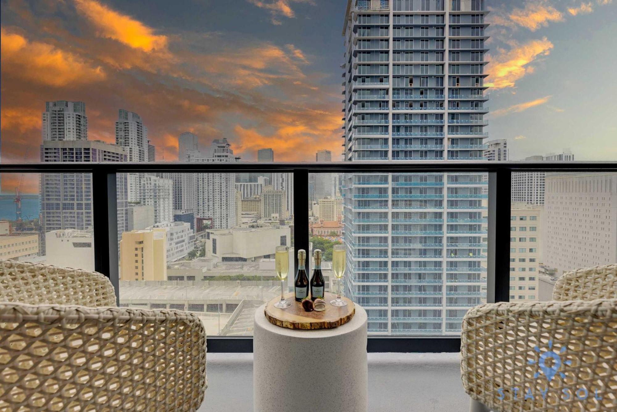 Stylish 2br With Pool & Balcony *