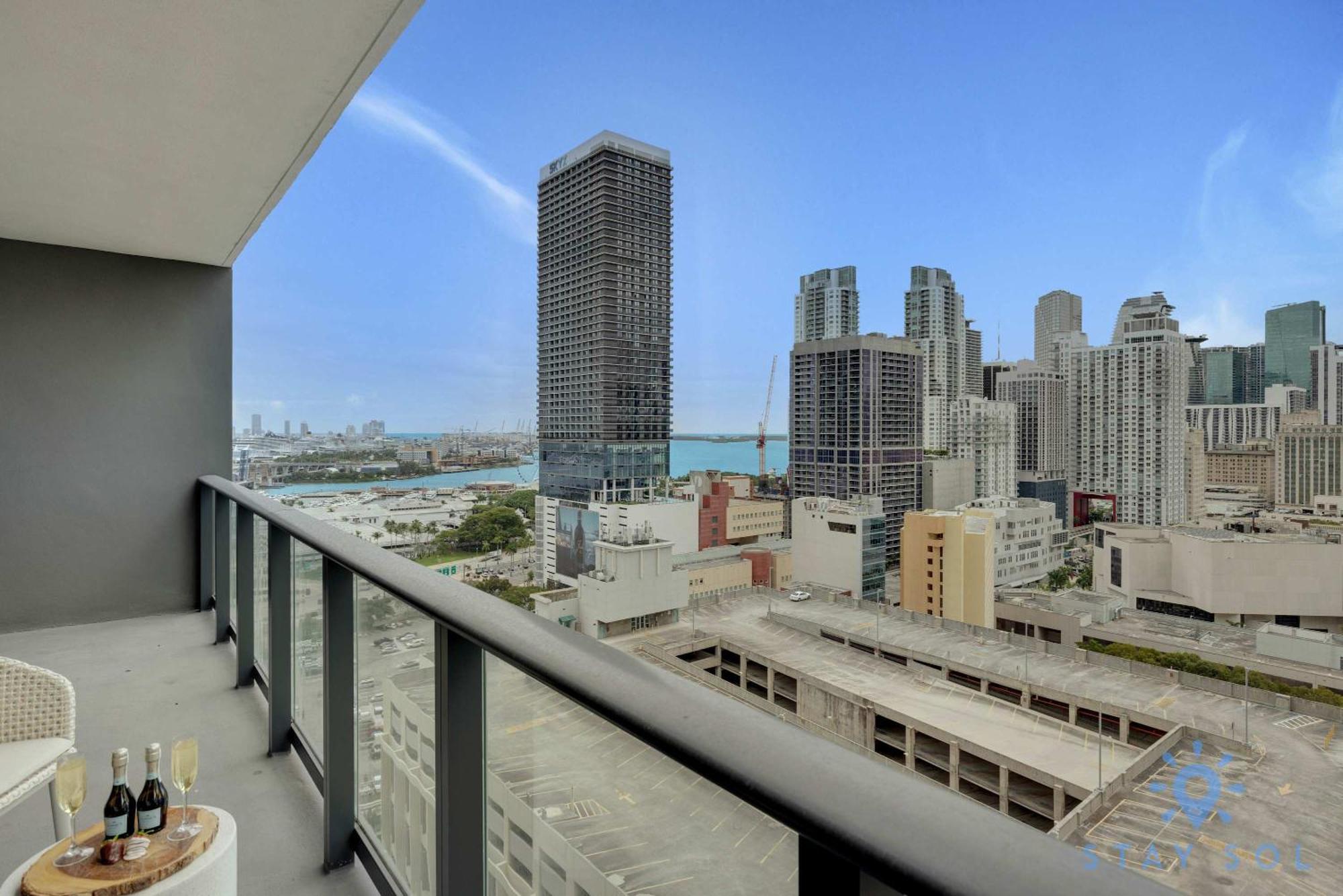 Stylish 2br With Pool & Balcony Miami