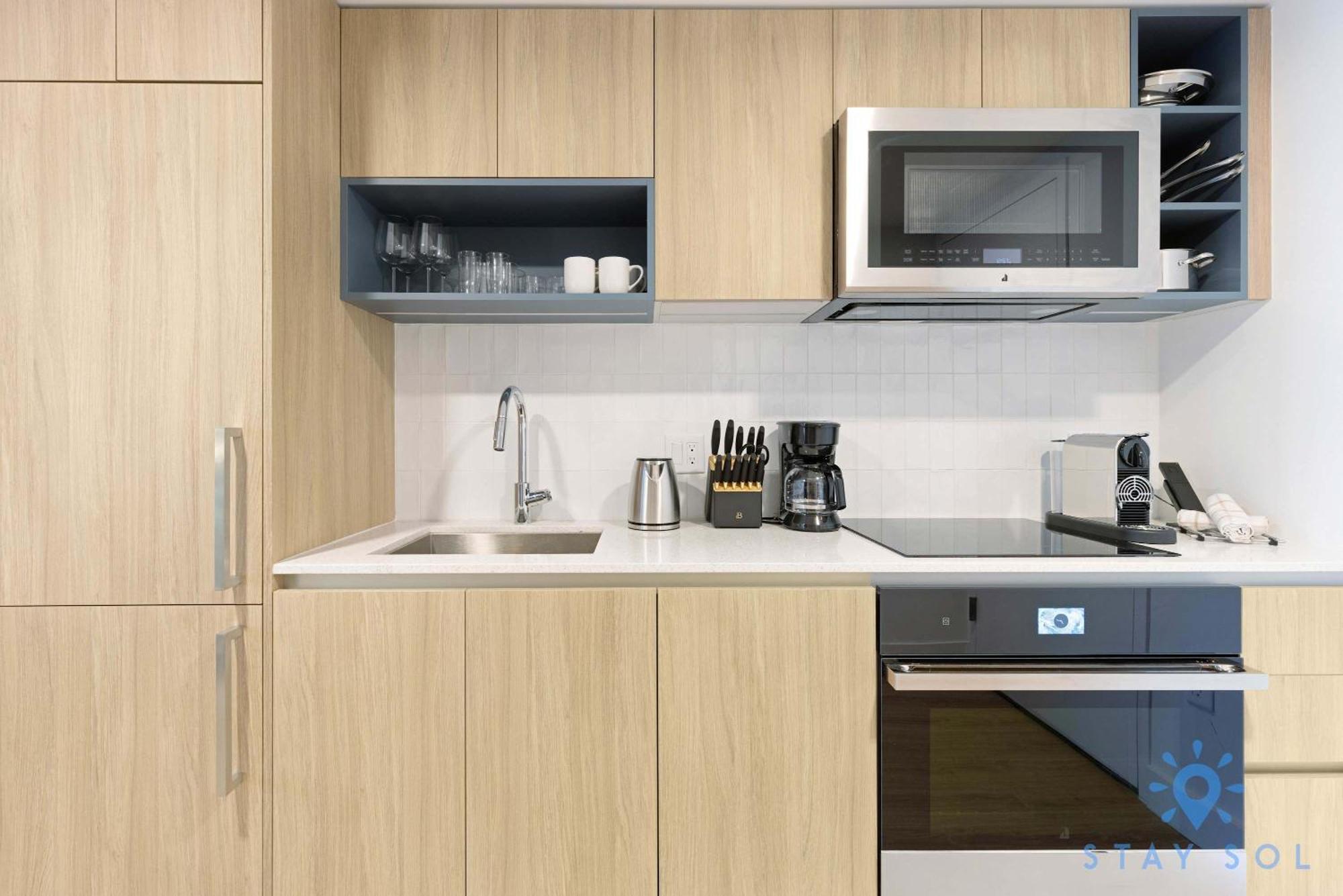 Apartment Stylish 2br With Pool & Balcony *